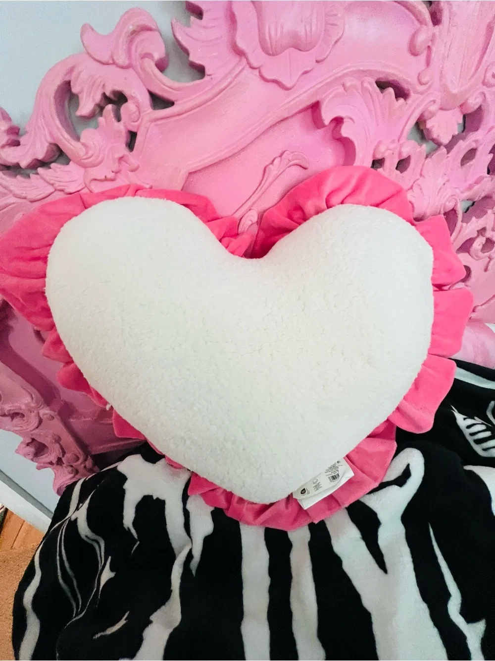 NWOT 💖 Oversized Heart Velvet Pillow with Faux Shearling Reverse Threshold